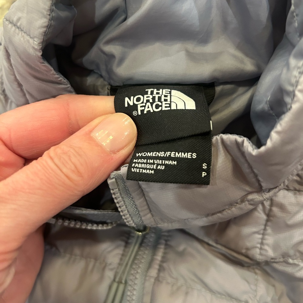 The North Face Women's Gray Quilted Jacket size small - Picture 2 of 4